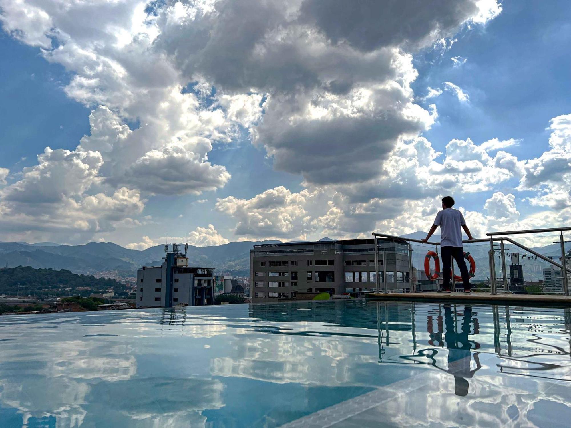 Apartahotel Medellín Buitenkant foto